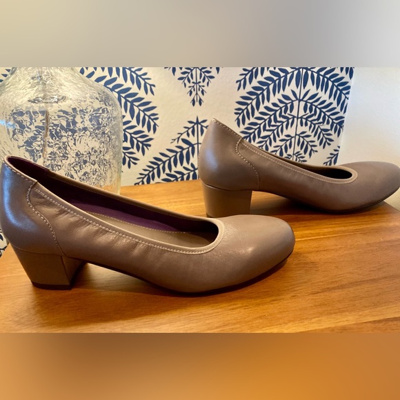 David Tate sz 8 taupe pumps. - Picture 2 of 5